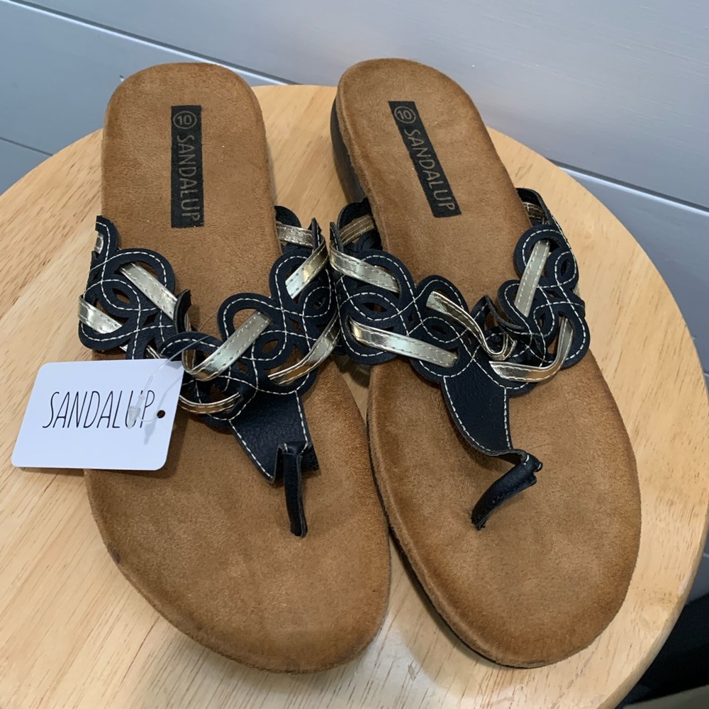 NWT, Sandle up, brown flip flops